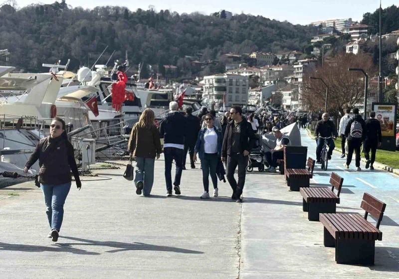 İstanbul'da Sıcak Hava Bebek Sahilini Doldurdu