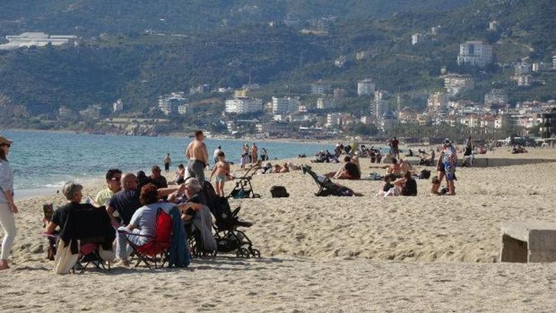 Antalya Alanya'da Mart Ayında Deniz Sezonu Erken Başladı