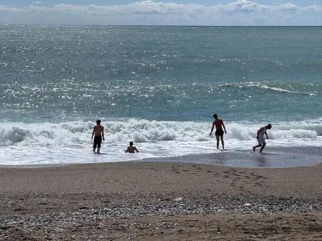 Antalya'da Güneşli Hava Sahilleri Doldurdu