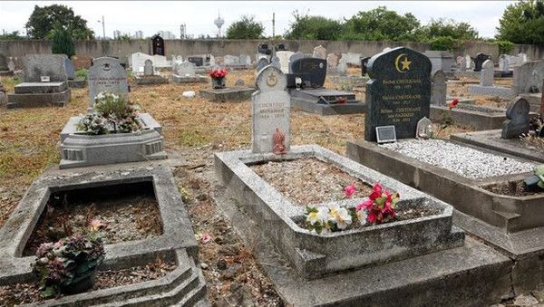 Fransa'da Puy-en-Velay Müslüman Mezarlığında 9 Mezar Tahrip Edildi
