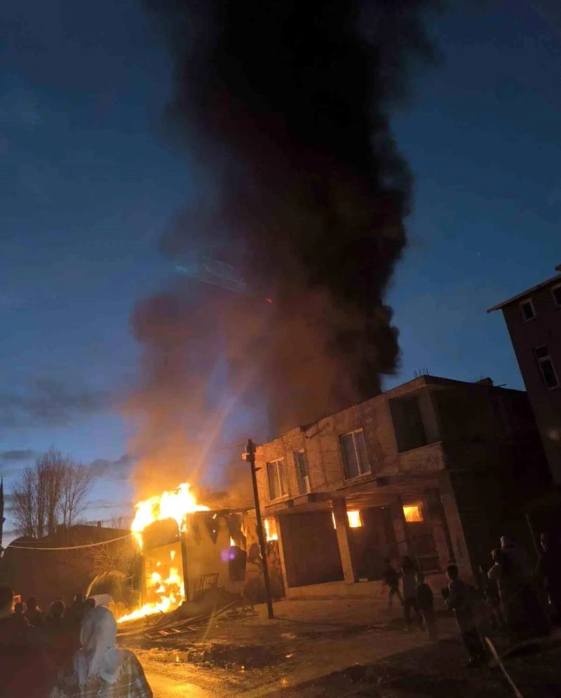 Van İpekyolu'nda İş Yeri Yangını Paniğe Yol Açtı