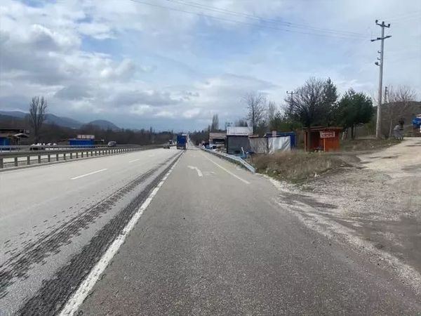 D100 Karayolu’nda Satış Yerleri Önüne Bariyer Kuruluyor