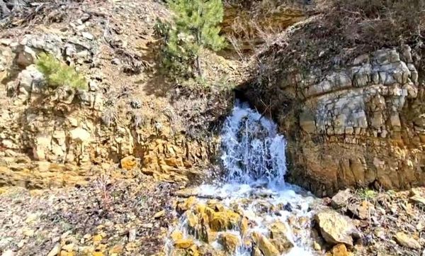 Deprem Sonrası Kuruyan Su Kaynağı 3 Yıl Aradan Sonra Yeniden Akmaya Başladı