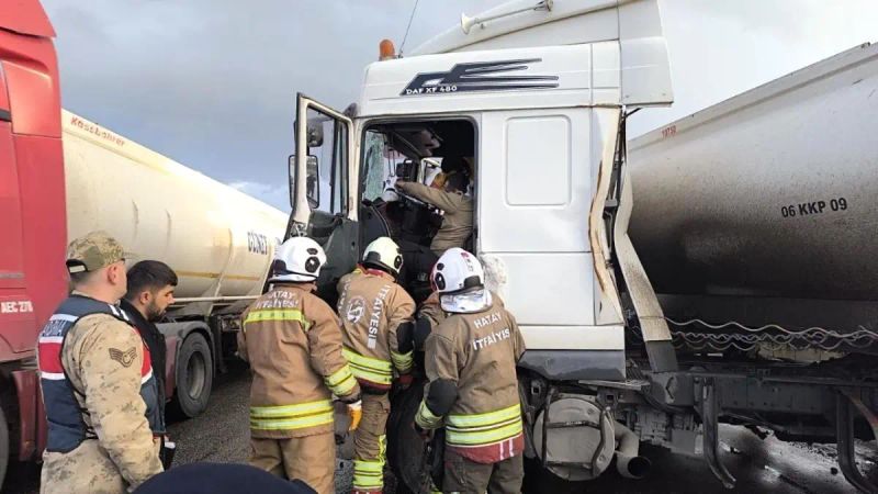 Hatay Dörtyol’da Tırla Çarpışan Tanker Sürücüsü Yaralandı