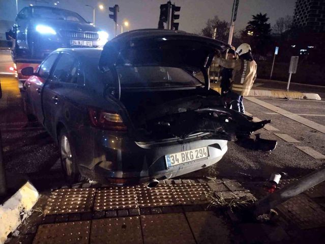 Kartal'da İki Otomobilin Çarpışması: 2 Yaralı Hastaneye Kaldırıldı