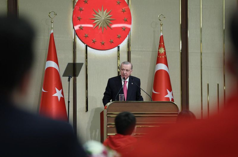 Cumhurbaşkanı Erdoğan'dan Gençlere Önemli Uyarı: 'Kimse Size Parmak Sallayamaz'