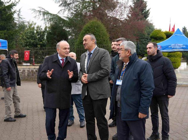 Düzce Belediyesi Bayram Öncesi Şehir Mezarlığında Kur'an-ı Kerim Okuttu