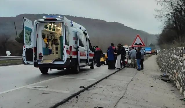 Gümüşhacıköy'de Trafik Kazasında 1 Kişi Hayatını Kaybetti, 4 Kişi Yaralandı