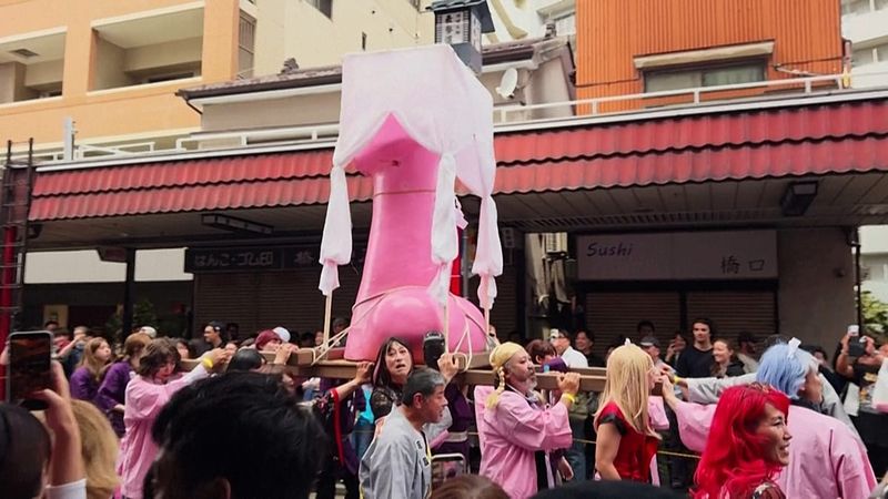 Japonya'nın Kanamara Matsuri Festivali Renkli Fallus Heykelleriyle Kutlandı