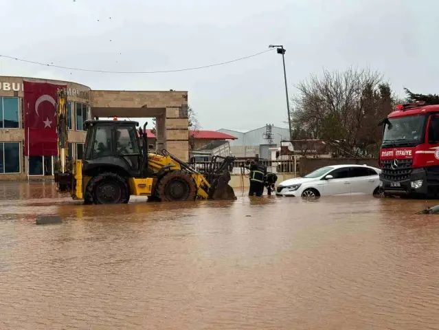 Viranşehir'deki Selde 9 Kişi Otomobilden Kurtarıldı