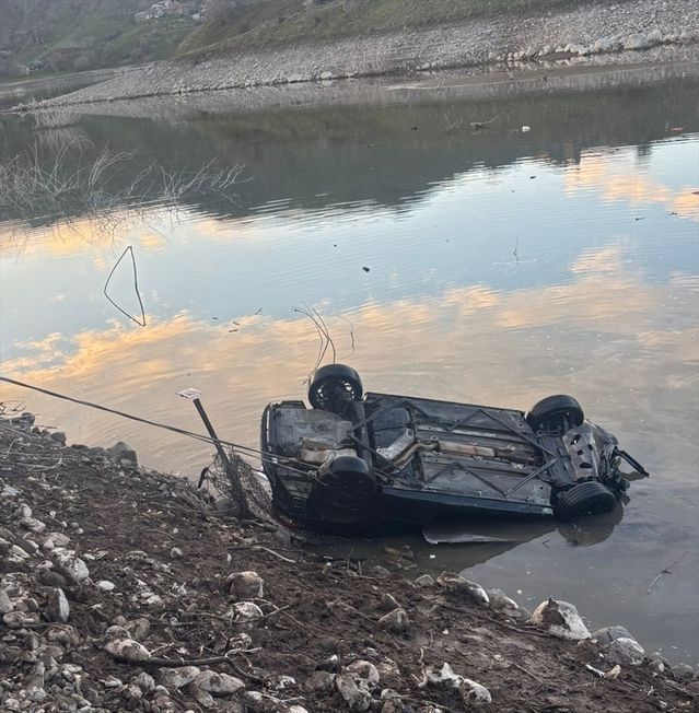 Elazığ Karakoçan'da Baraj Gölüne Düşen Otomobilin Sürücüsü Yaralandı
