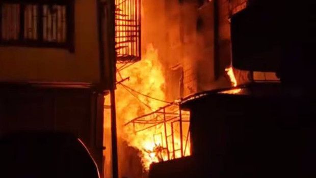 Bahçelievler'de Hurdalıkta Çıkan Yangın Binalara Sıçradı