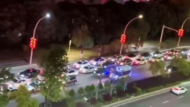 Çin'de Zam Öncesi Akaryakıt İstasyonlarında Uzun Kuyruklar Oluştu