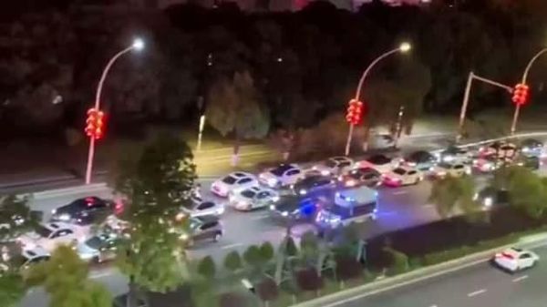 Çin'de Zam Öncesi Akaryakıt İstasyonlarında Uzun Kuyruklar Oluştu