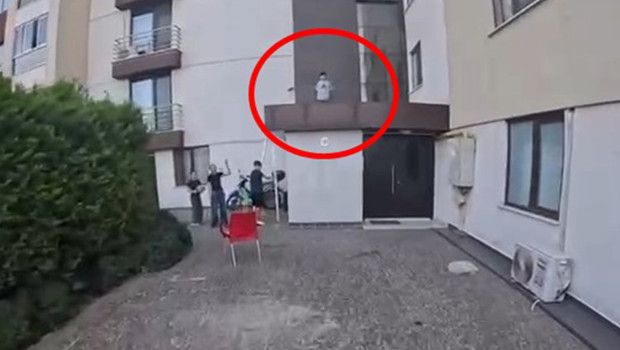 Sipariş Getiren Kurye, Mahsur Kalan Çocuğu Merdivenle Kurtardı