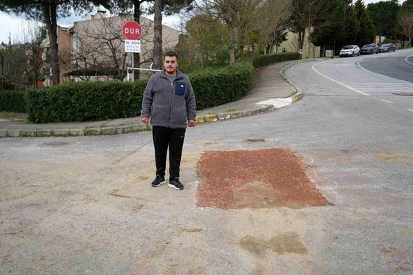 İzmit'te SEDAŞ'ın Kazdığı Çukurda Belediye Çöp Kamyonu Mahsur Kaldı