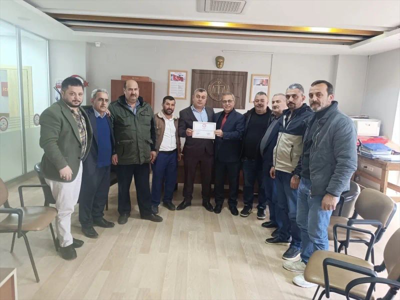 İsa Kök, Salıpazarı Şoförler ve Otomobilciler Odası Başkanlığı Mazbatasını Teslim Aldı