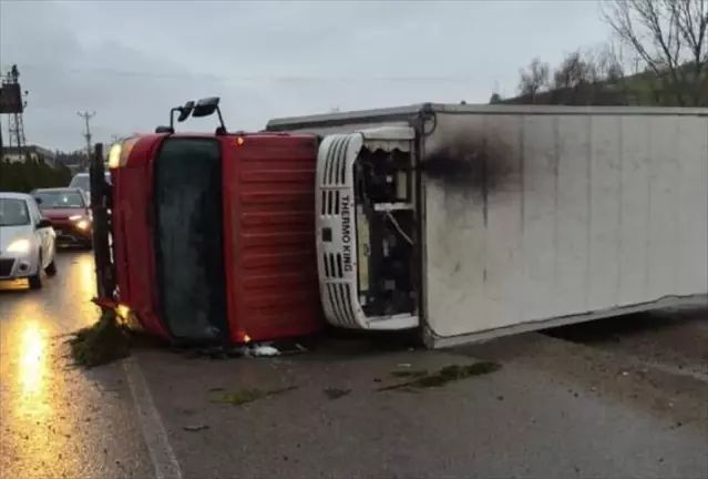 İnegöl'de Kamyon Fabrika Duvarına Çarparak Devrildi: 2 Yaralı