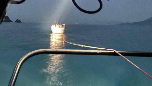 Fethiye’de Makine Arızası Yaşayan Tekne Güvenli Bölgeye Çekildi