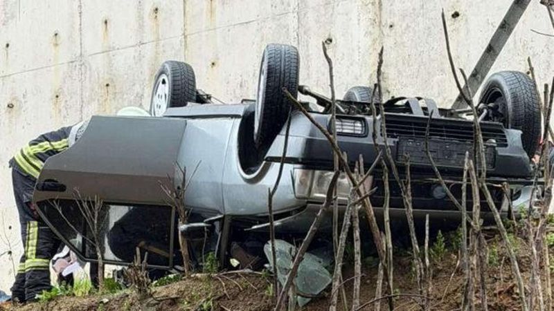 Bartın'da Kaygan Yolda Kaza: Otomobil İstinat Duvarından Düştü