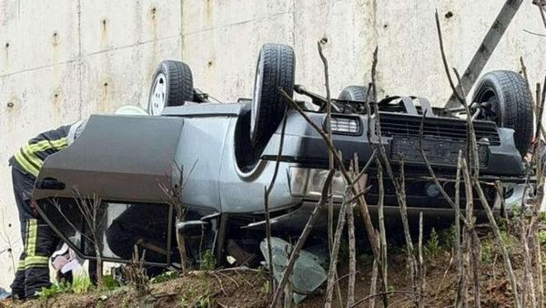 Bartın'da Kaygan Yolda Kaza: Otomobil İstinat Duvarından Düştü