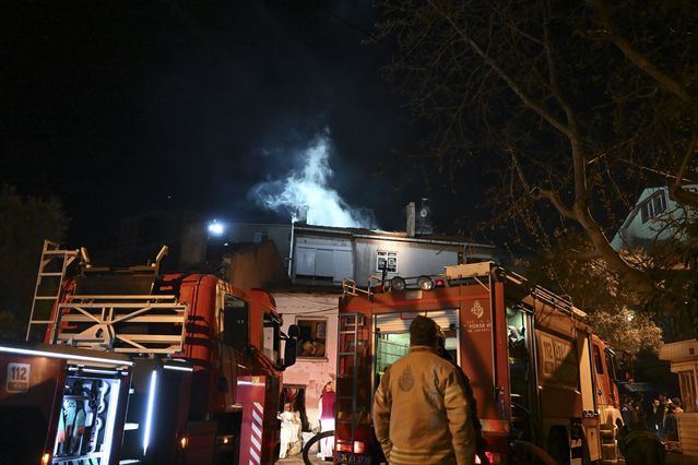 Kartal'da Çıkan Apartman Yangınında 2 Kişi Dumandan Etkilendi