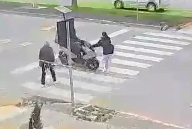 Mersin'de Motokurye Yaya Geçidinde Kız Çocuğuna Çarptı