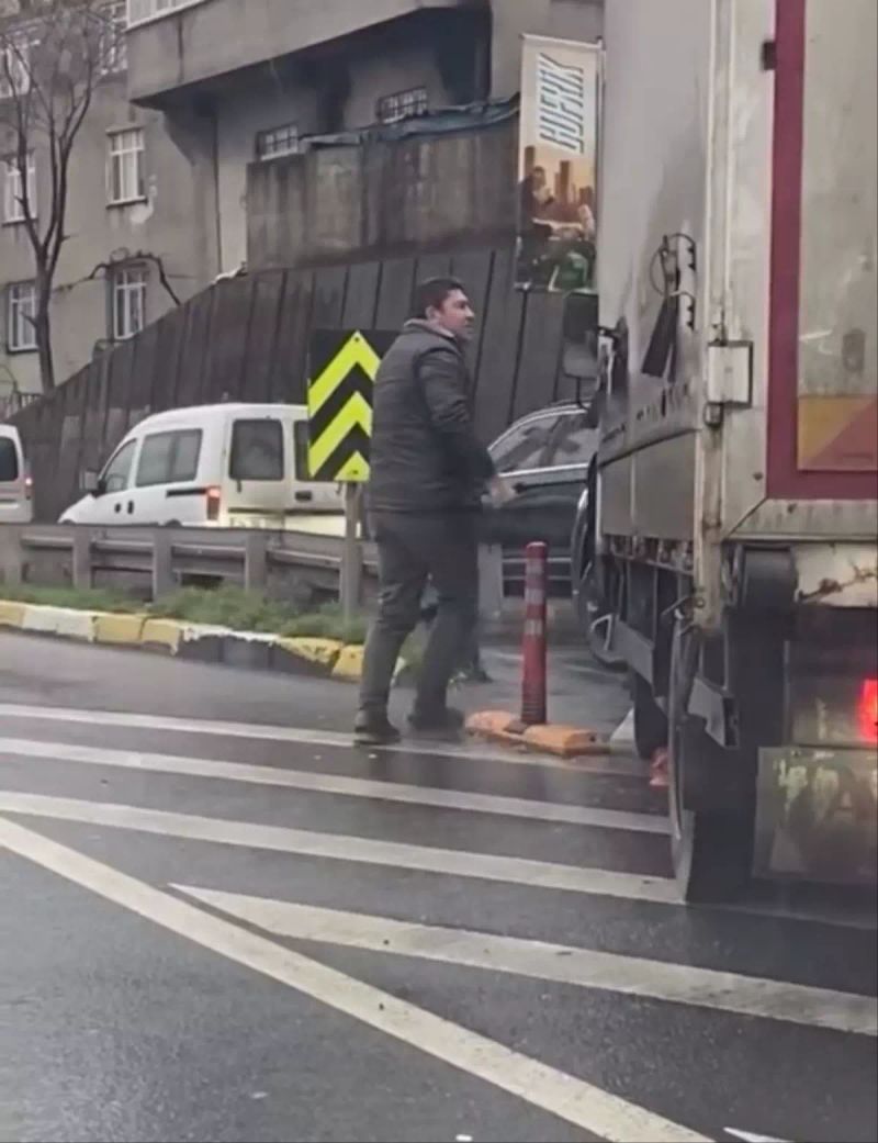 Küçükçekmece'de Trafikte Kaynak Tartışması: Otomobil Sürücüsünden Kamyonete Yumruk