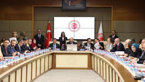 Doğum İzinleri Uzatılıyor, Sosyal Medya ve Dijital Oyunlarda Yeni Düzenlemeler Geliyor