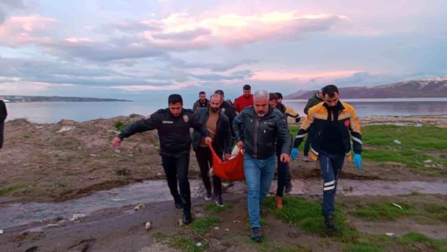 Alkollü Şahıs Van Gölü'ne Girdi, Polisler Kurtardı