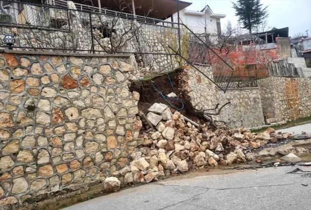 Mezitli'de Heyelan Yol ve Evlerde Hasara Yol Açtı
