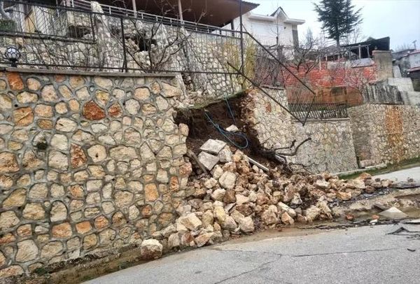Mezitli'de Heyelan Yol ve Evlerde Hasara Yol Açtı