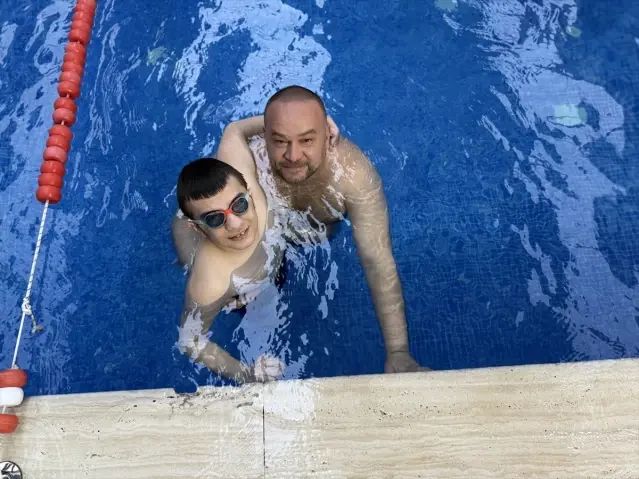 Otizmli Umut, Yüzme Yarışmalarında 10 Madalya Kazandı