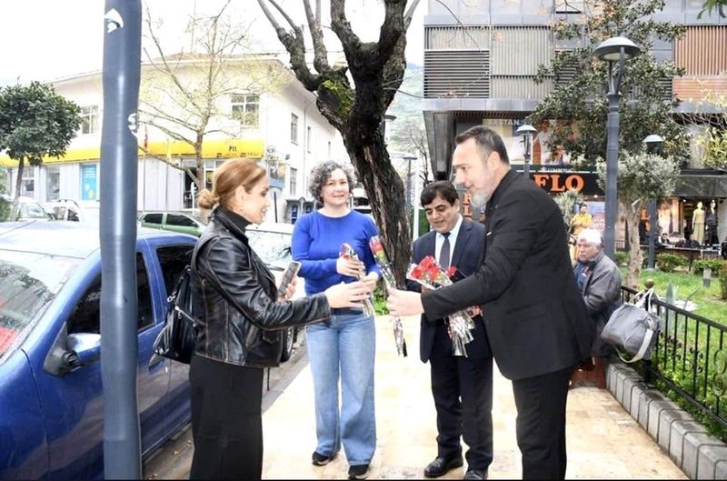 Manisa'da Dünya Ağrılılar Günü'nde 404 Karanfil Dağıtıldı