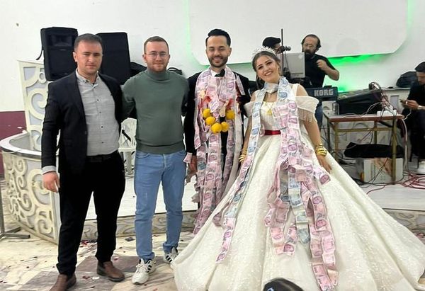 Gördes'te Düğünde Arkadaşlardan Damat İçin 'Beşi Bir Yerde Ayva' Takısı