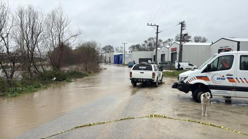Bursa’da Sağanak Etkili Oldu: Dereler Taştı, Ev ve Araçlar Sular Altında Kaldı