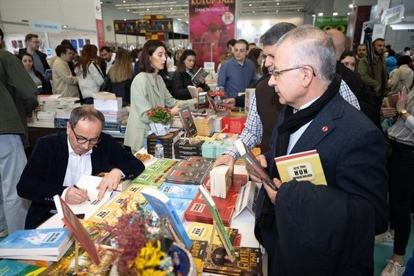 Erkan Hacıfazlıoğlu, 23. Ankara Kitap Fuarı'nda Okurlarla Buluştu