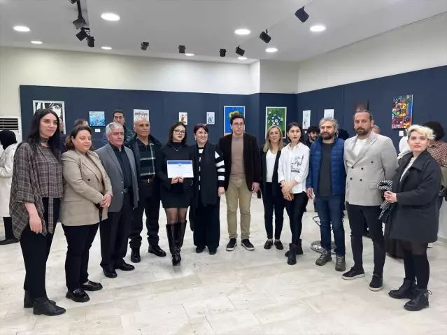 Diyarbakır'da Öğrencilerin Eserlerinden Oluşan 'Kesişen Yollar' Sergisi Açıldı