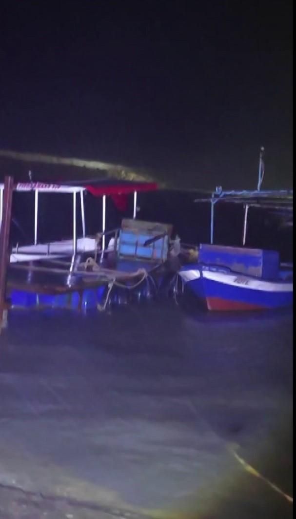 Samandağ’da Kuvvetli Fırtına Deniz Dalgalarını Yola Taşıdı