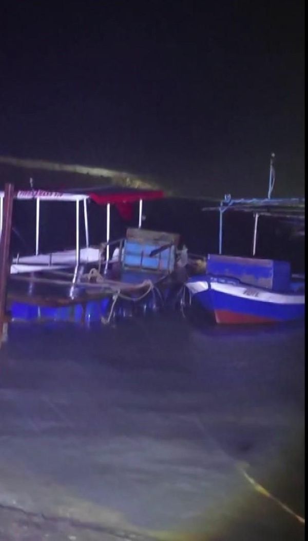 Samandağ’da Kuvvetli Fırtına Deniz Dalgalarını Yola Taşıdı