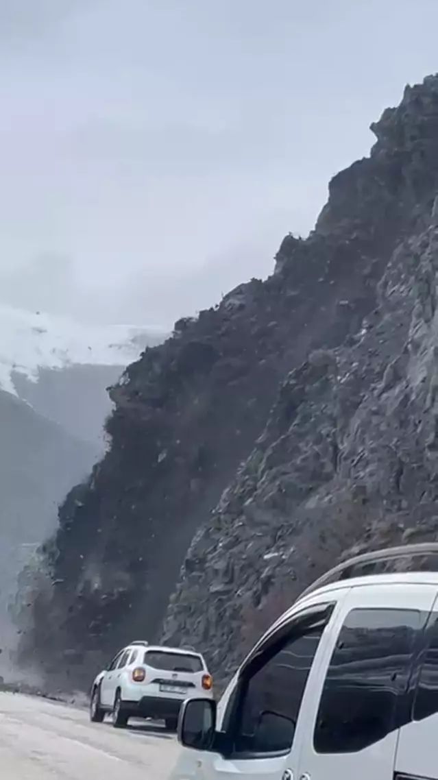 Yüksekova’da Heyelan Nedeniyle Kaya Parçaları Yola Düştü