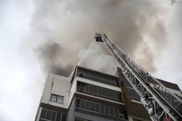 Bursa Yıldırım'da Apartman Çatısında Çıkan Yangında 4 Kişi Yaralandı