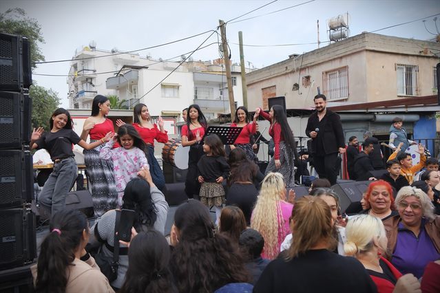 Mersin'de 8 Nisan Dünya Romanlar Günü Coşkuyla Kutlandı