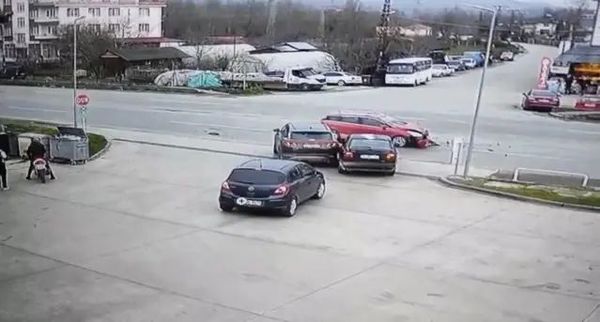 Bartın'da Üç Araçlı Zincirleme Kaza: İki Kişi Yaralandı