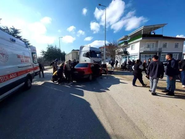 Isparta Şarkikaraağaç'ta İki Araç Çarpıştı: 4 Kişi Yaralandı