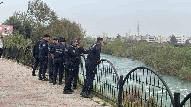 Tarsus'ta Suya Atlayan 17 Yaşındaki Çocuk Kayıp: Arama Çalışmaları Sürüyor