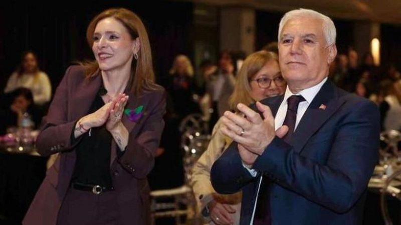 Mustafa Bozbey'in İkinci Eşiyle Tanışma Hikayesi ve Yolsuzluk Operasyonundaki Gözaltılar