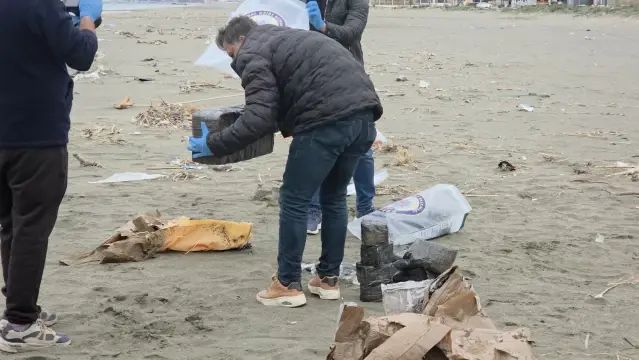 Samandağ Sahilinde Sürüklenen Çuvaldan Uyuşturucu Madde Çıktı