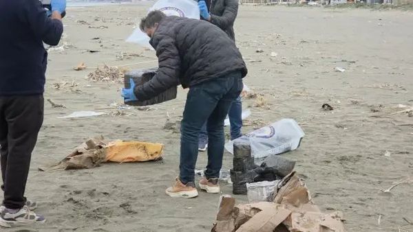 Samandağ Sahilinde Sürüklenen Çuvaldan Uyuşturucu Madde Çıktı