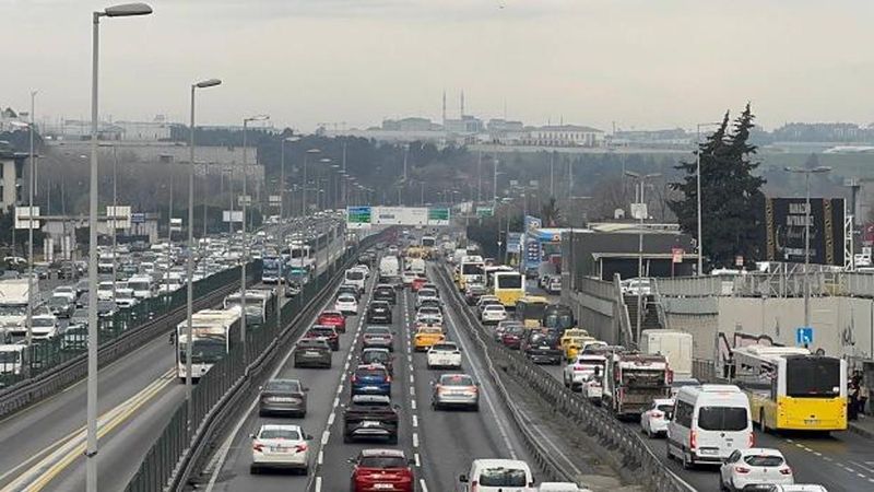 İstanbul’da Sabah Trafiği Yüzde 83 Yoğunlukla Kilitlendi